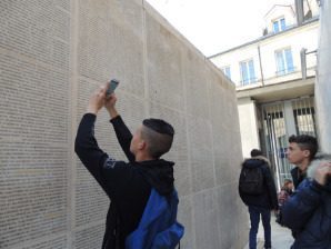 Visite du mémorial de la shoah à Paris.