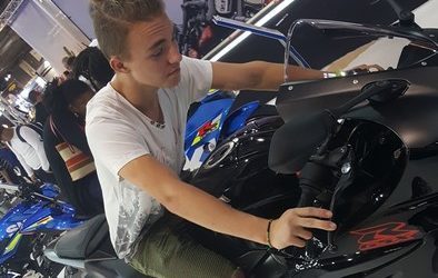 Les mécaniciens moto au Salon de la Moto à Paris